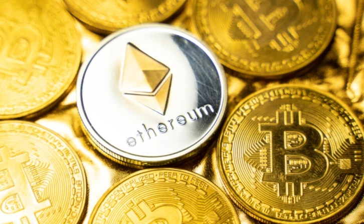 Mixed Moves in Altcoins as Bitcoin and Ethereum Resist: A Stormy Monday in the Crypto Market